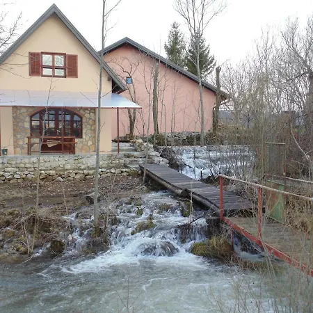 Holliday House Kaskade Otuce *